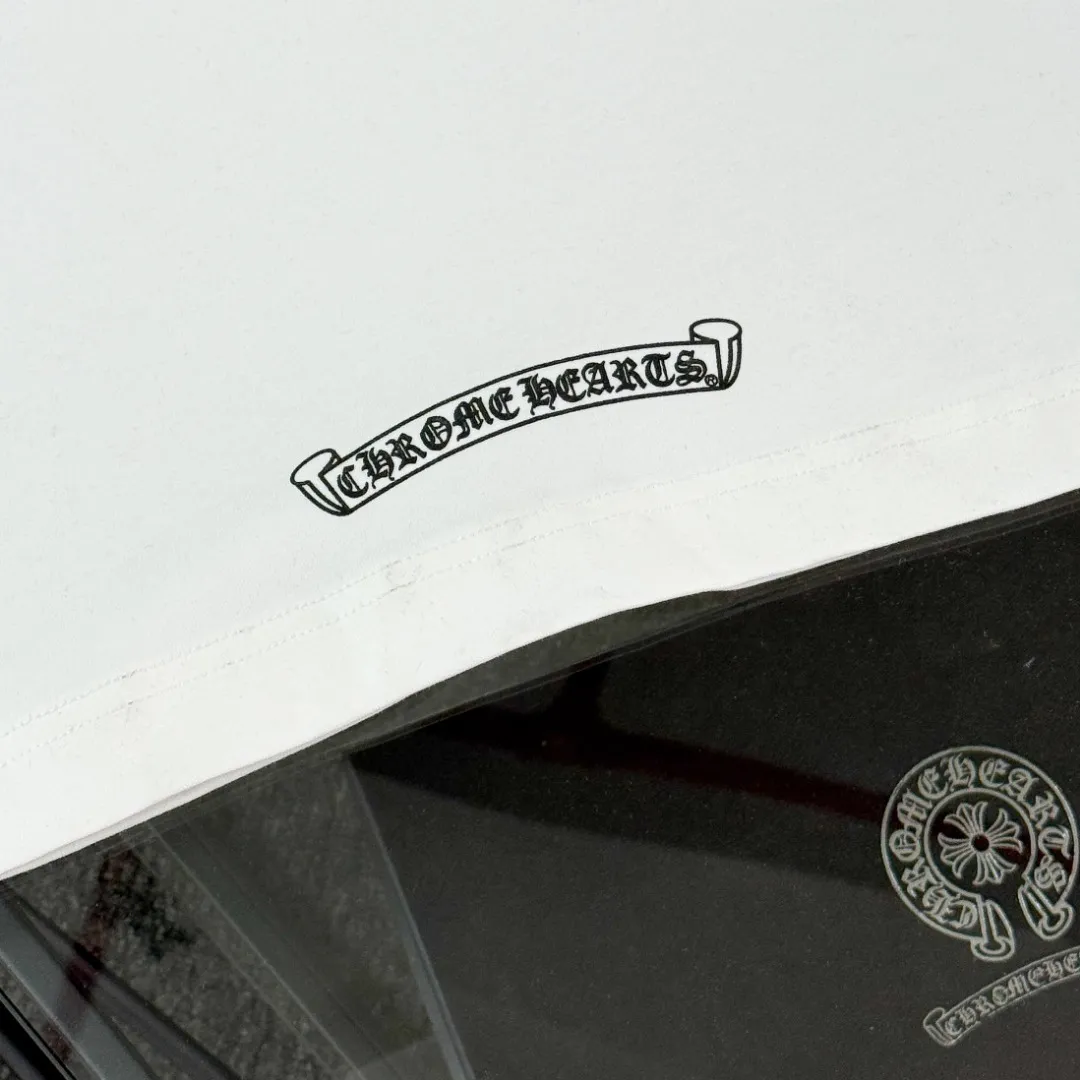 P180 Chrome Hearts Chrome Hearts 25 high version. The fabric is made of 300 grams of high-density pure cotton. It does not deform or shrink. It has three labels. It is the same style for men and women. Technology: suede foam printing. Color: white black. SIZE: S-XL.